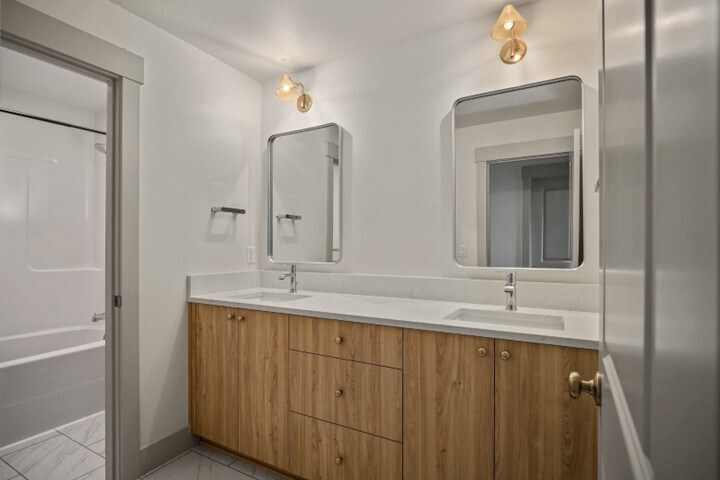 Building Photo - 1321 Oppek St NE