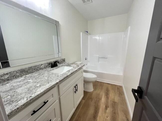Building Photo - 204 Franklin Sq - Beautifully Updated Home in Bonaire