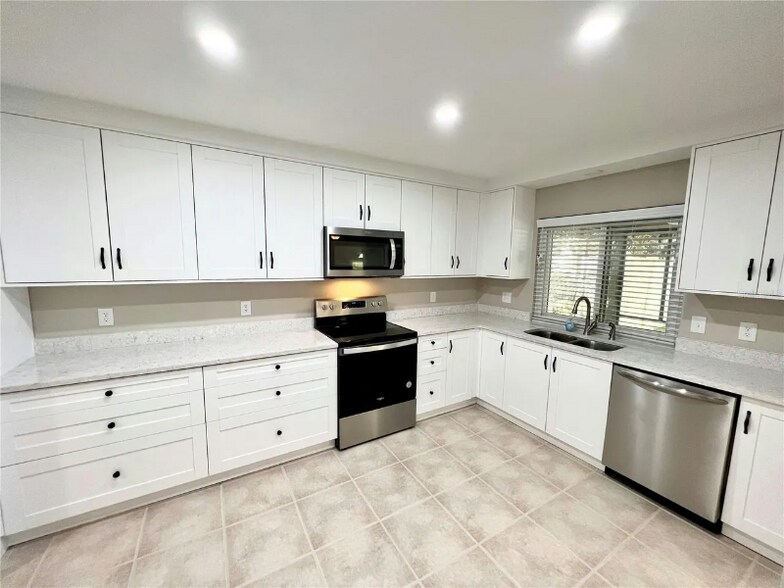 Building Photo - 3145 Chatsworth Ln