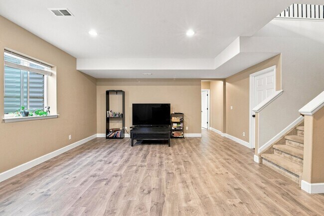Building Photo - 8238 Hollygrape Ln