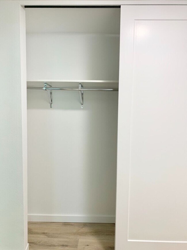 Building Photo - Beautiful 2 Bedroom Two Mile Creek Condo ; Remodeled and Updated right next to Rayback