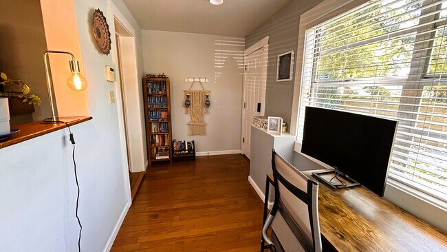 Office room - 117 W Flora St