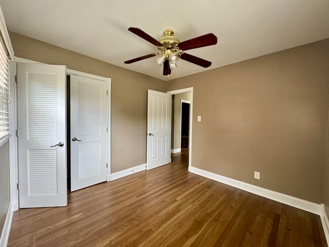 Building Photo - 2564 Millbrook Dr