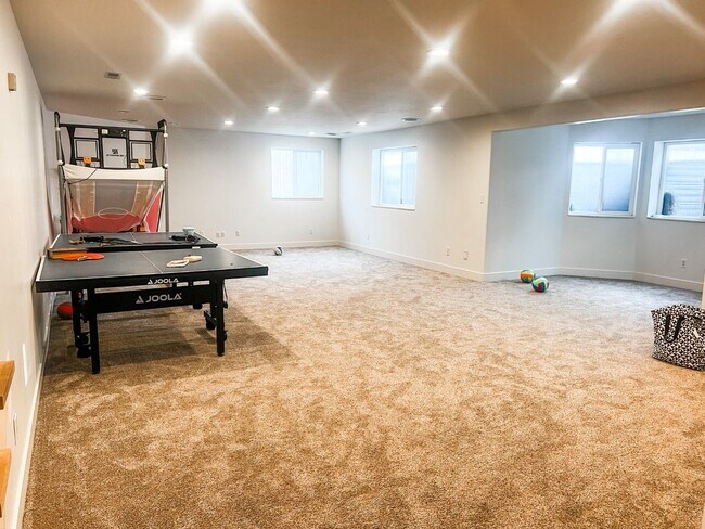Building Photo - Lovely Home Located In Roy Utah