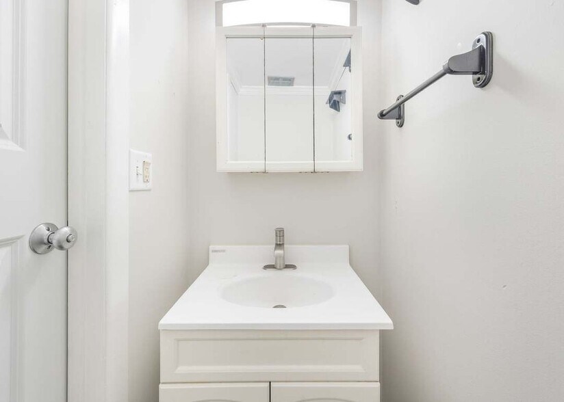 Building Photo - 3075 Kingston Ct