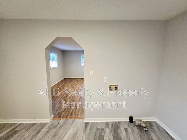 Building Photo - 1028 E Hanover Rd