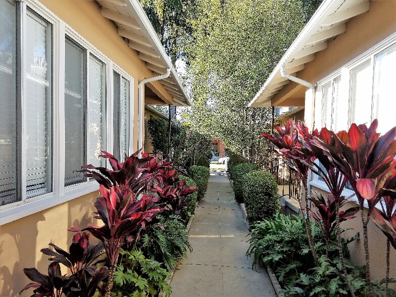 Building Photo - 2226 S Carmelina Ave