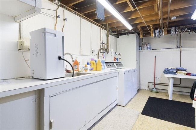 Building Photo - 27 Westwood Dr