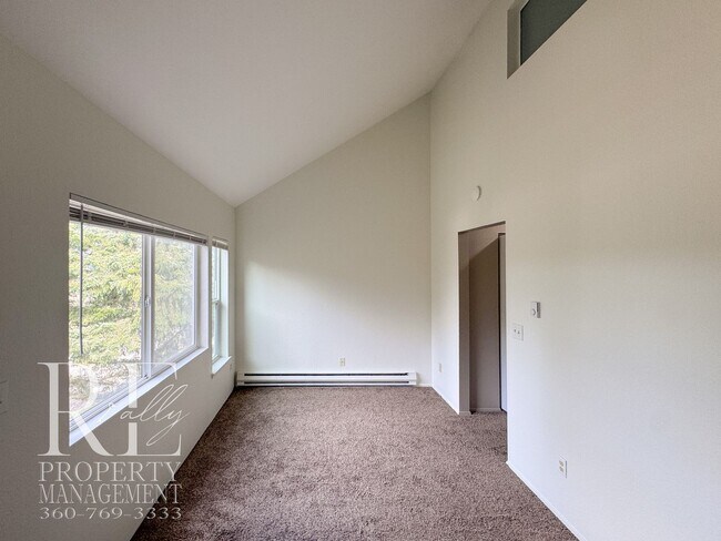 Building Photo - Bright End-Unit Townhome with Loft, Fireplace & Wooded Balcony