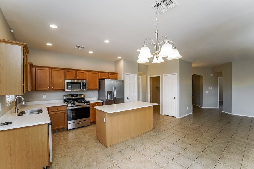 Building Photo - 60639 E Eagle Heights Dr