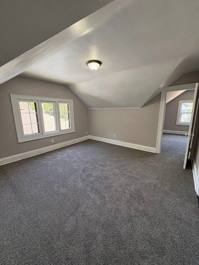 Building Photo - Pondview Triplex 360 Holdings