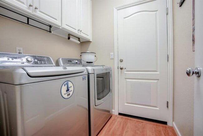 Building Photo - Immaculate Modern Townhouse in Sought-Afte...