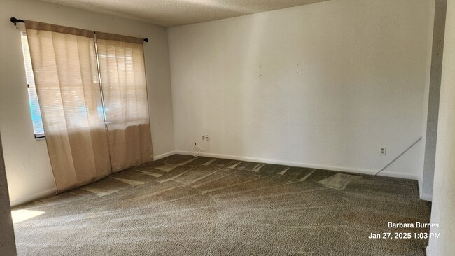 Building Photo - 3 bed 2 bath