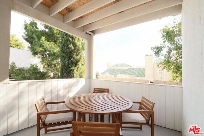 Building Photo - 9040 Phyllis Ave