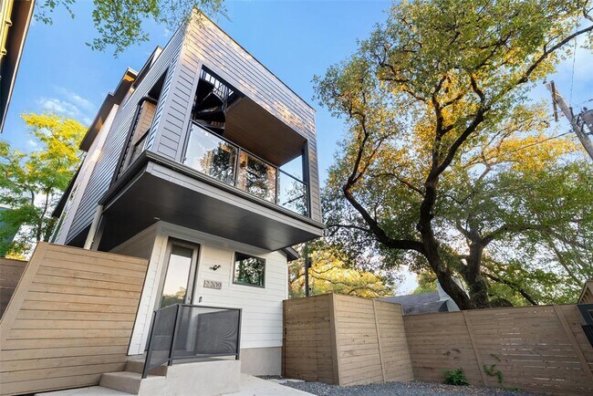 Building Photo - 2209 Rae Dell Ave