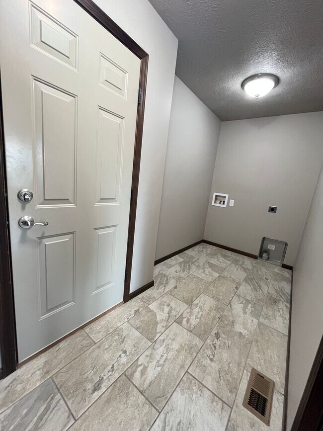 Building Photo - Gorgeous 4 Bed/3 Bath Home in Great Location!
