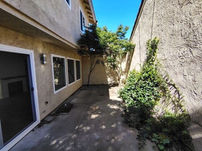 Building Photo - 939 Claremont Ct
