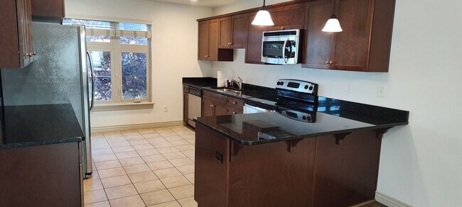 Building Photo - Beautiful Salt Lake Townhome!!!