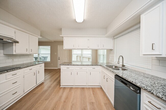 Building Photo - 2818 Green Fields Dr