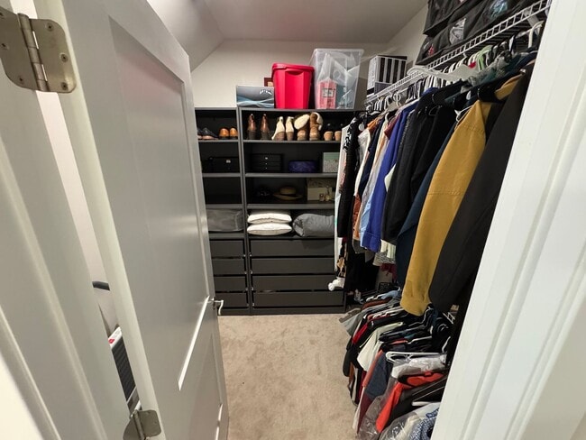 Building Photo - Stunning 2 Bed 2 Bath Interior Townhome In...
