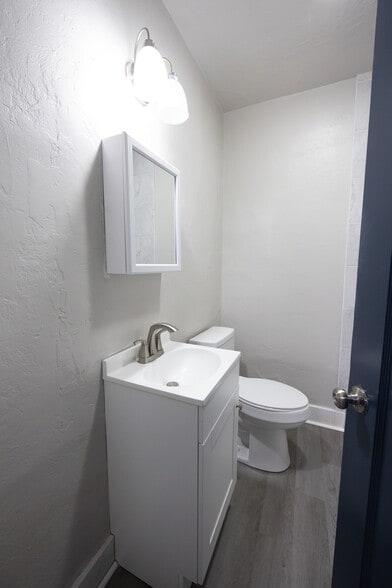 Building Photo - 413 E Hazel Ave