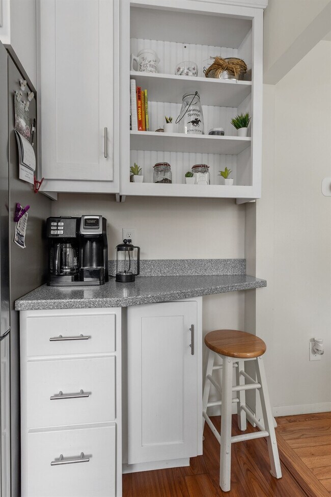 Building Photo - 10 James Dr