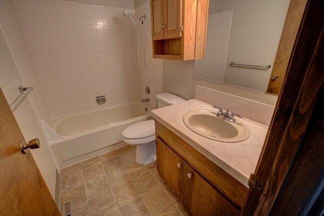 Building Photo - 2 bedroom, 1 bath duplex in the North End.