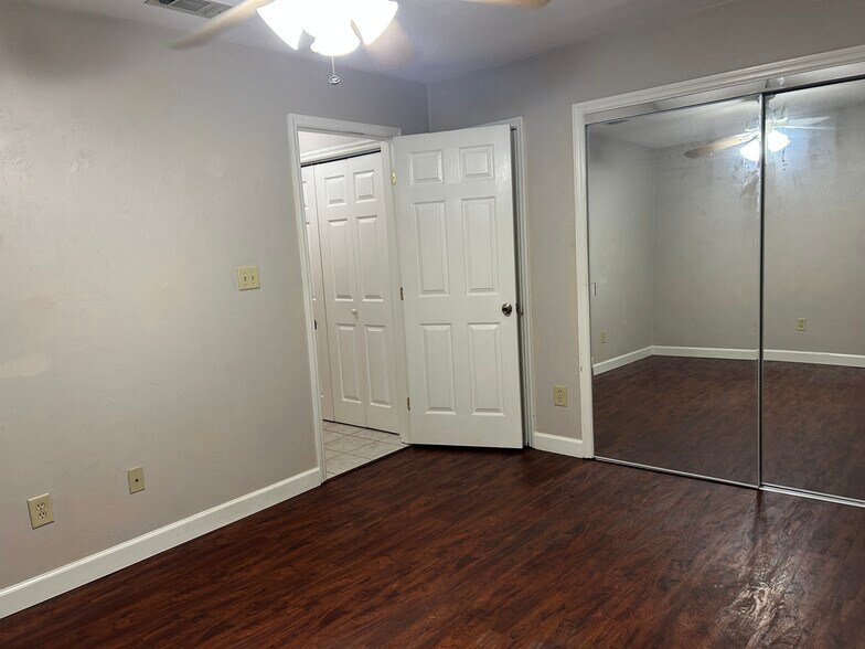 Building Photo - 1135 Ocala Rd