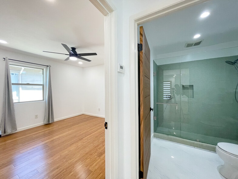 Building Photo - 958 Camulos St