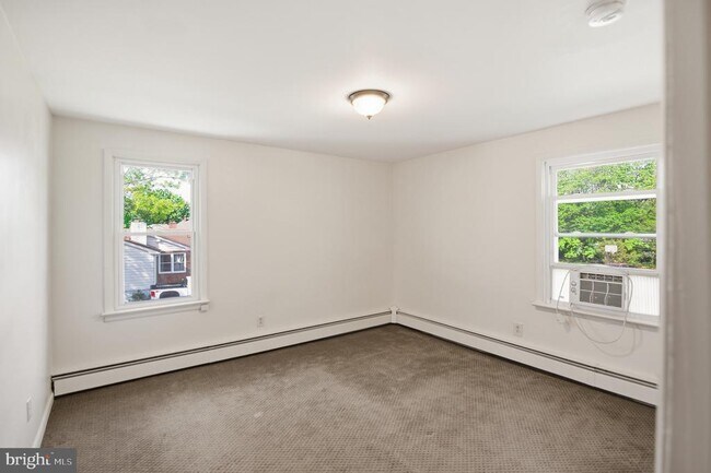 Building Photo - 1130 E Park Ave