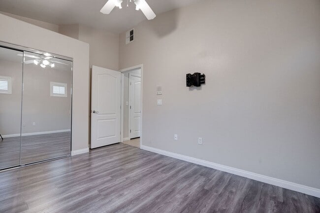 Building Photo - 2305 W Horizon Ridge Pkwy