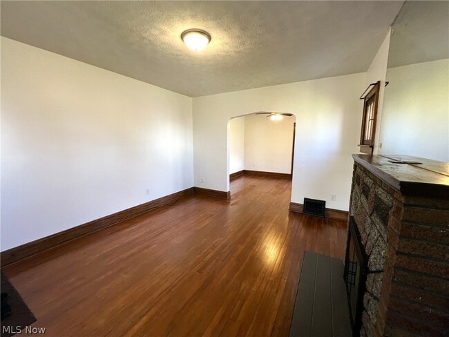 Building Photo - 982 Dan St