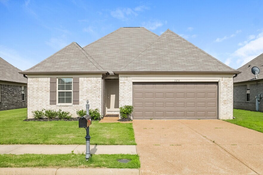 Primary Photo - 1074 Darren Cir E