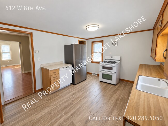 Building Photo - 612 W 8th Ave