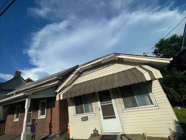 Building Photo - 2 Bedroom 1.5 Bath  house available now!