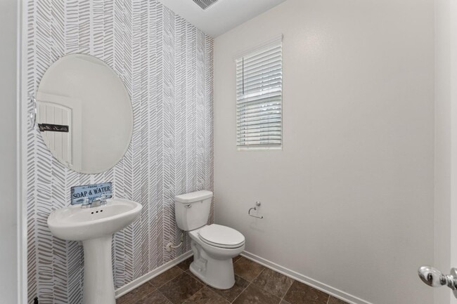 Building Photo - 30324 Town Square Dr