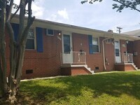 Building Photo - Lovely 1 Bedroom Apartment Near Duke West and Hospital