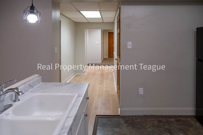 Building Photo - 1 S Main St