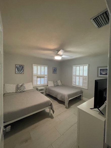 Building Photo - 721 NE 8th Ave