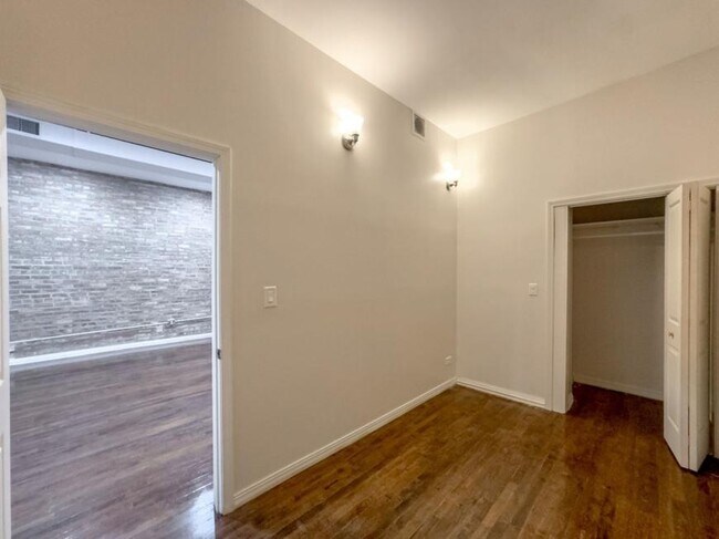 Building Photo - 4 bedroom in Chicago IL 60657