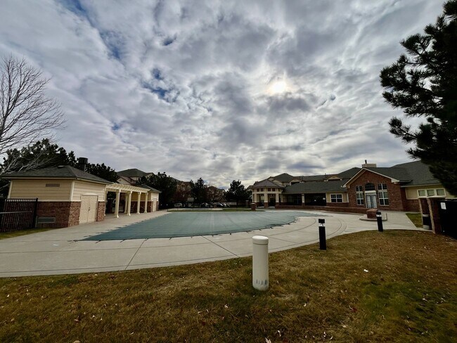 Building Photo - Very nice 2 bed 2 full bath on top floor n...