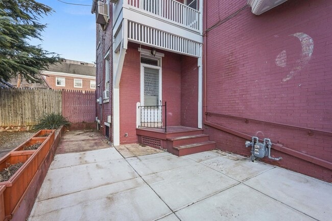 Building Photo - Spacious 5 Bedroom, 1.5 Bath Home in York,...