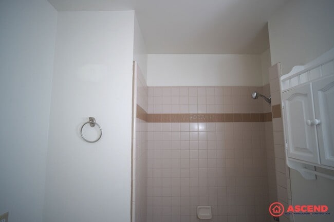 Building Photo - Cute Home Near Valley Plaza Mall!