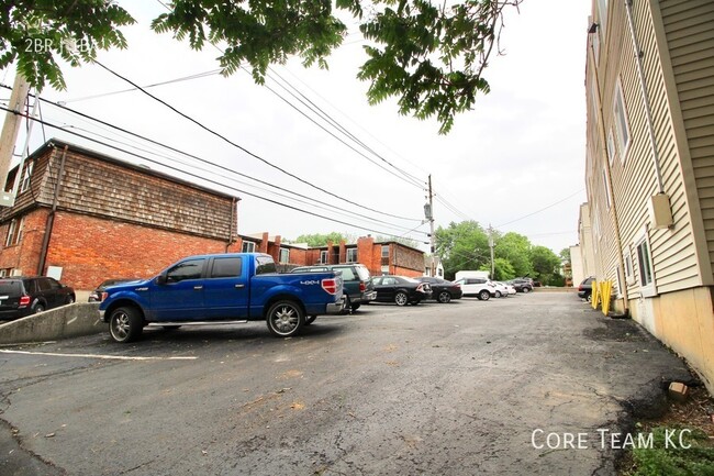 Building Photo - Top floor two bedroom in Midtown!