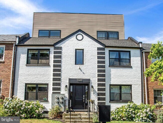 Building Photo - 1225 Raum St NE