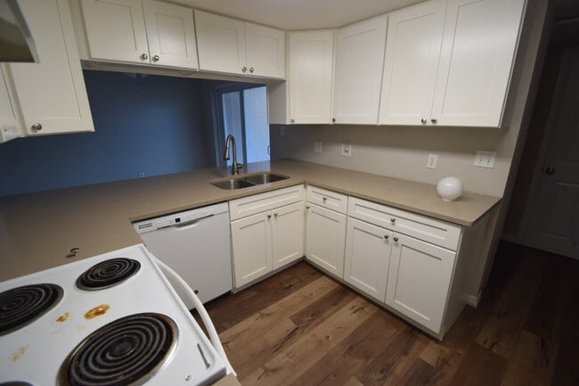 Building Photo - 3BR/1.5BA two story Townhouse