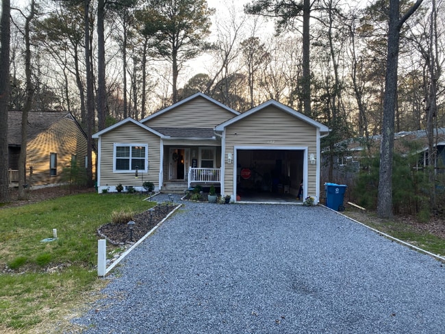 Building Photo - 137 Camelot Cir