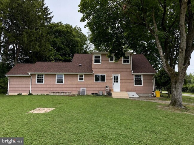 Building Photo - 580 Village Rd W