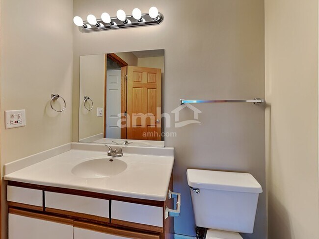 Building Photo - 1440 Summerhill Dr