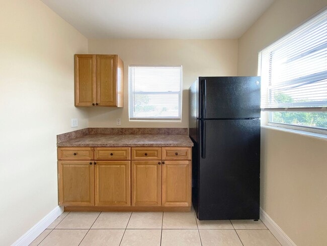 Building Photo - Spacious 2 Bedroom/ 1 Bath Available NOW!
